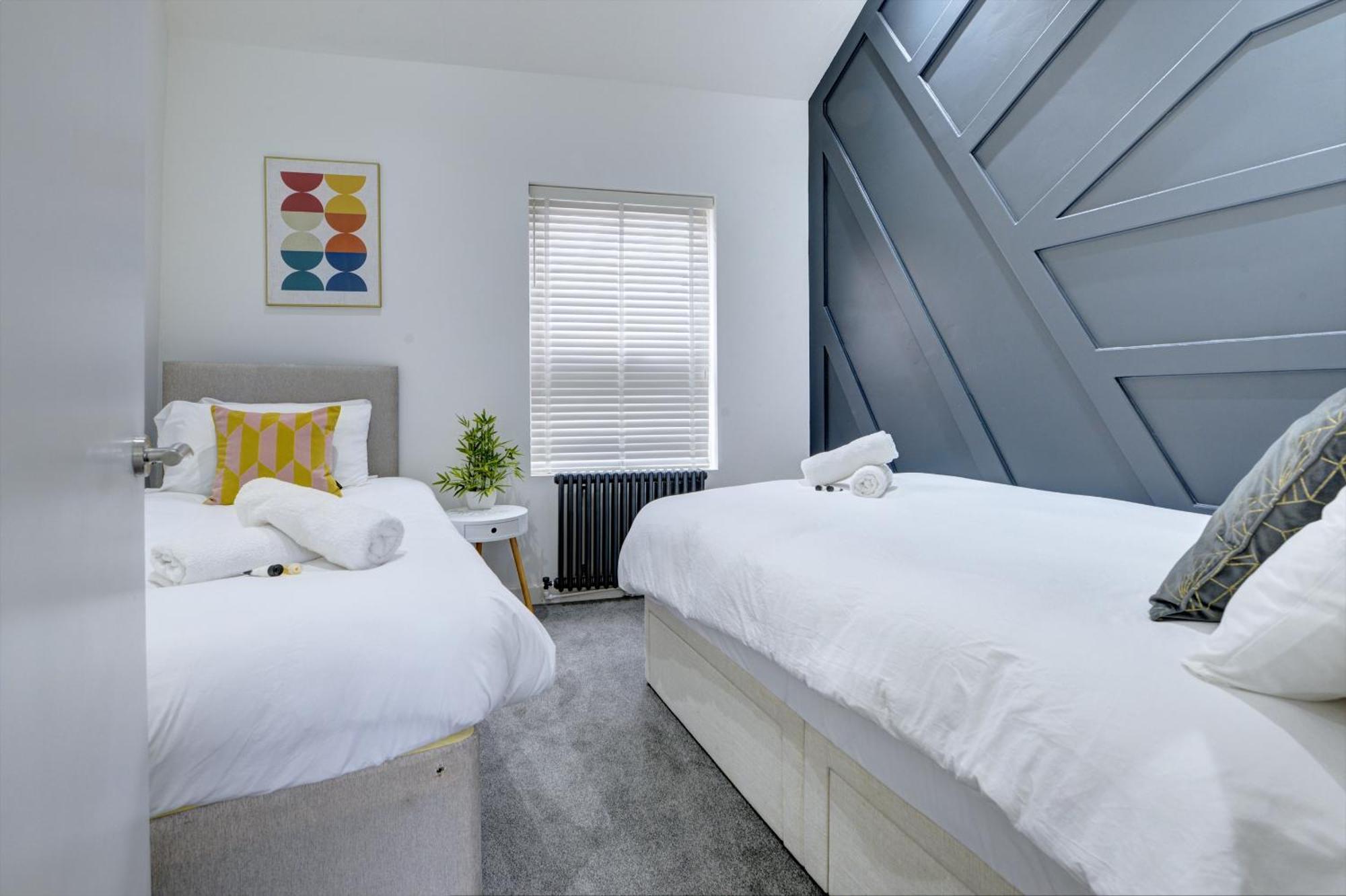 4 Bedrooms Homely House With Garden- Sleeps 9 Comfortably With 6 Comfortable Beds, Free Street Parking, Business Travellers, Contractors, & Holiday-Goers, Coventry, Near All Major Transport Links In Coventry And Motorway Exterior photo