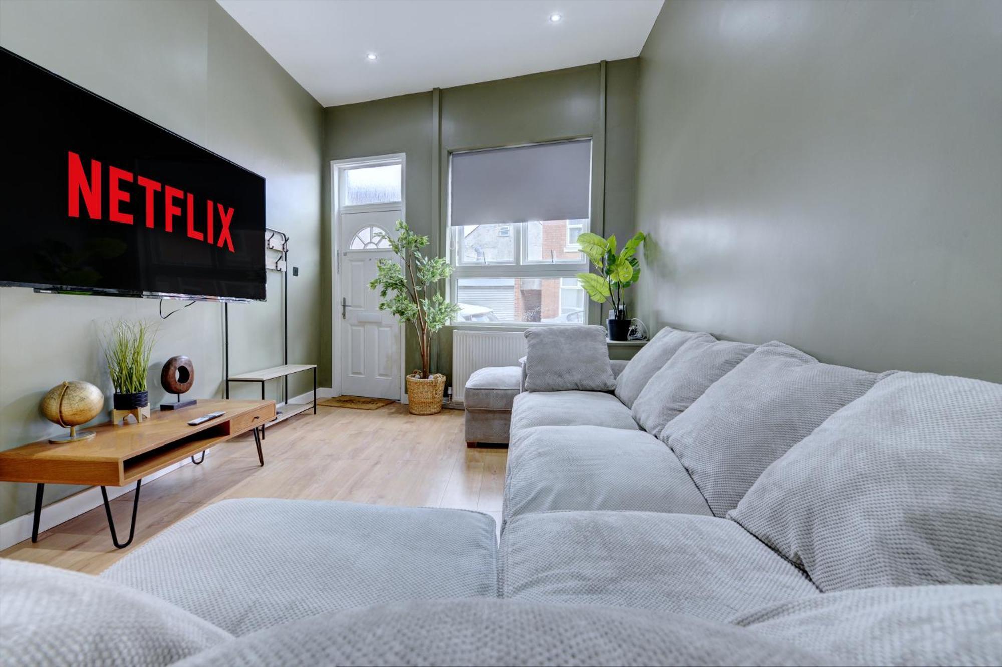 4 Bedrooms Homely House With Garden- Sleeps 9 Comfortably With 6 Comfortable Beds, Free Street Parking, Business Travellers, Contractors, & Holiday-Goers, Coventry, Near All Major Transport Links In Coventry And Motorway Exterior photo
